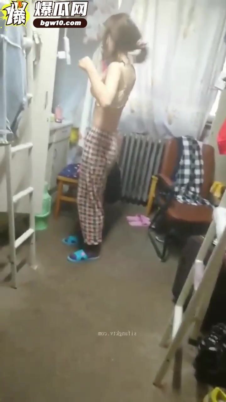 quay lén bạn cùng phòng thay đồ trong phòng ký túc xá